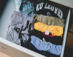 Kleidung und Merchandise